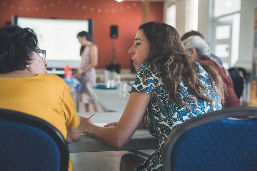 Des femmes discutent et prennent des notes