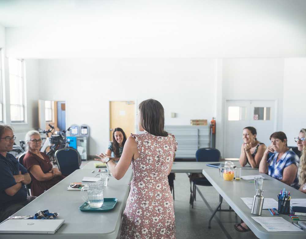 Des personnes reçoivent une formation